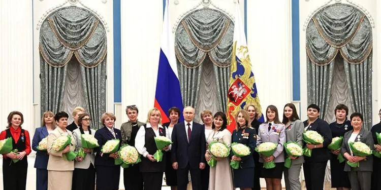 Putin, kadınlara devlet nişanı verdi