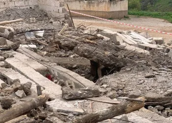 Çivi çakmaya çalıştığı depo başına çöktü