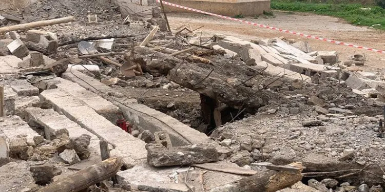 Çivi çakmaya çalıştığı depo başına çöktü