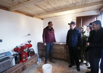 Bakan Akar prefabrik çarşıda incelemelerde bulundu