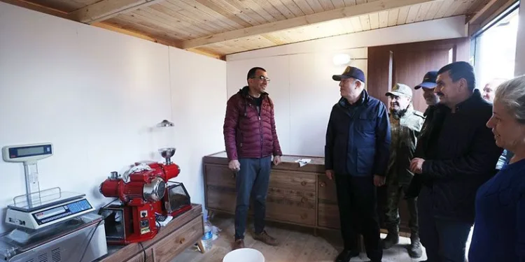 Bakan Akar prefabrik çarşıda incelemelerde bulundu