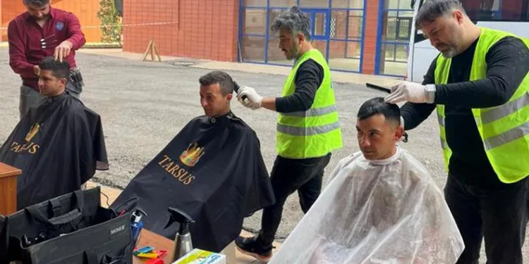 Mehmetçik’e berber hizmeti