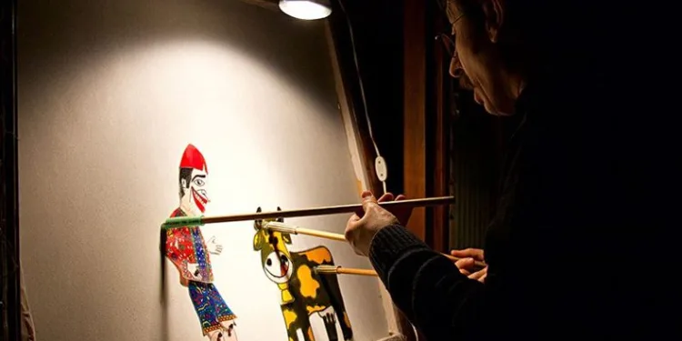 Ekmek arası Karagözle Hacivat