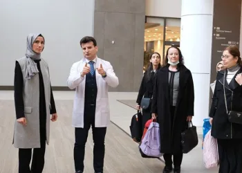 Sümeyye Erdoğan Bayraktar, depremzedeleri ziyaret etti