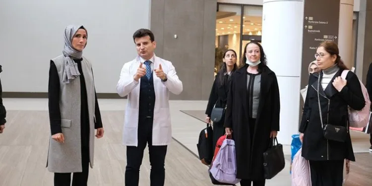 Sümeyye Erdoğan Bayraktar, depremzedeleri ziyaret etti