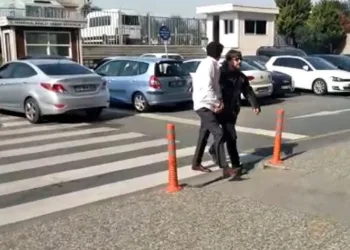 Kadını darbedip havaya ateş açtı