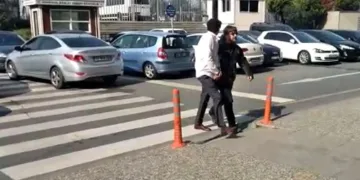 Kadını darbedip havaya ateş açtı