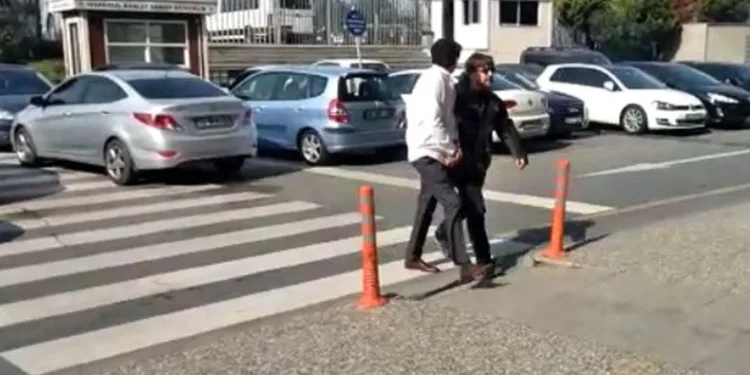 Kadını darbedip havaya ateş açtı