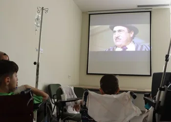 Hastane odasını sinema salonuna çevirdiler