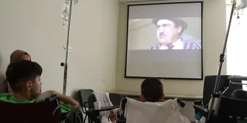 Hastane odasını sinema salonuna çevirdiler