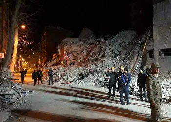 Ağır hasarlı 4 katlı bina çöktü