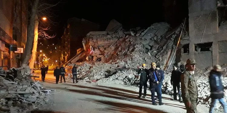 Ağır hasarlı 4 katlı bina çöktü