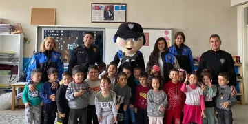Hakkari polisinden kitap okuma etkinliği