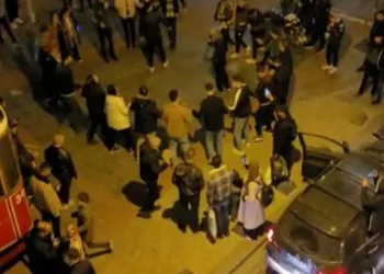 Hastane yolunu kesip halay çektiler
