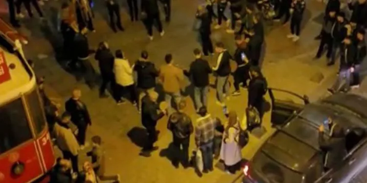 Hastane yolunu kesip halay çektiler