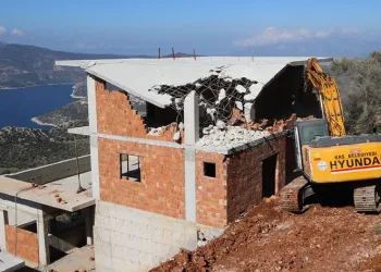 Kaş’ta kaçak yapılar yıkılıyor