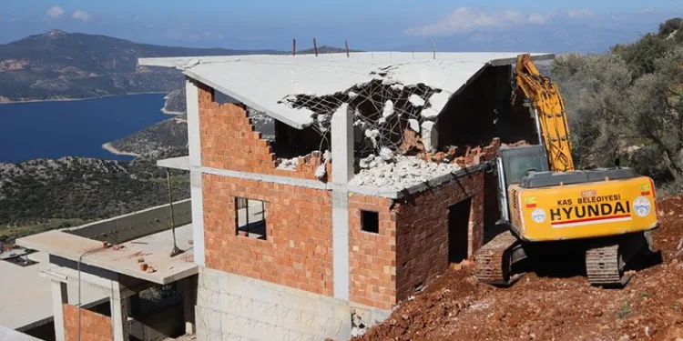 Kaş’ta kaçak yapılar yıkılıyor