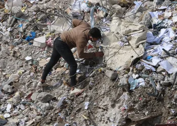 Enkazda Kabe örtüsünü arıyorlar