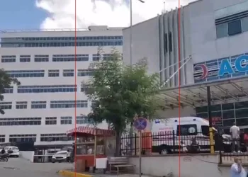 Küfür etti iddiasıyla 2 kişiyi bıçakladılar