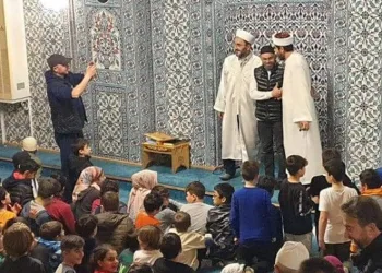 Ramazanda çocuklar hediyelerle seviniyor