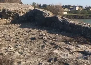 Tarihi köprüde çirkin görüntü