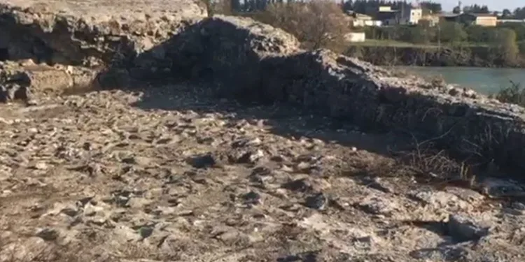 Tarihi köprüde çirkin görüntü