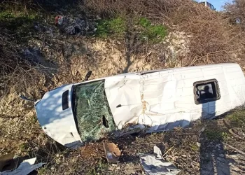 Öğrenci servisi dere yatağına devrildi