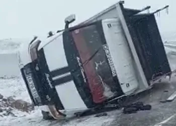 Bingöl’de kamyonet devrildi