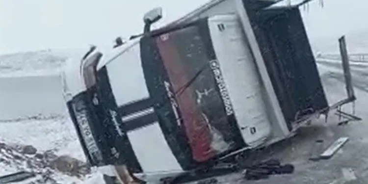 Bingöl’de kamyonet devrildi