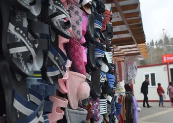 Konteyner çarşıda esnaf satışlara başladı