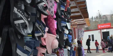 Konteyner çarşıda esnaf satışlara başladı