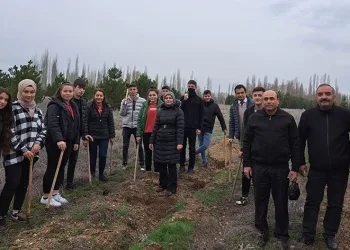 Hayatını kaybedenler için fidan diktiler
