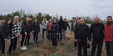 Hayatını kaybedenler için fidan diktiler