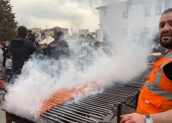 Adıyaman’da depremzedelere kebap dağıtıldı