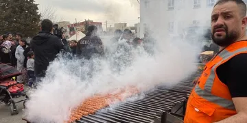 Adıyaman’da depremzedelere kebap dağıtıldı