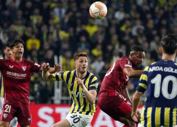Fenerbahçe, Sevilla maçında sahaya yabancı madde atan 7 kişinin stada girişini yasakladı