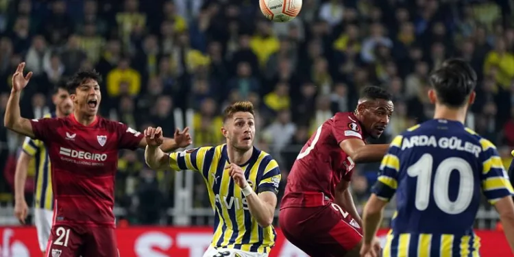 Fenerbahçe, Sevilla maçında sahaya yabancı madde atan 7 kişinin stada girişini yasakladı