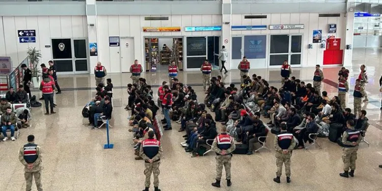136 düzensiz göçmen Afganistan’a gönderildi