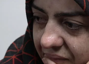 Depremzedenin ağıtı salondakileri ağlattı