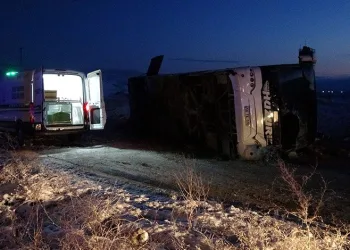 Yolcu otobüsü devrildi, çok sayıda yaralı var