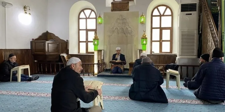 Bin 300 yıllık türbede mukabele geleneği