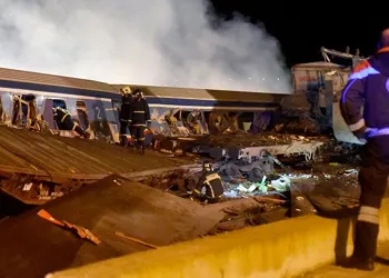 İki tren çarpıştı, çok sayıda kayıp var