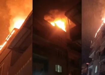 Bursa’da binanın çatısı alev alev yandı