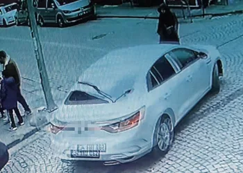 Otomobilin altında kalan kadını vatandaşlar kurtardı