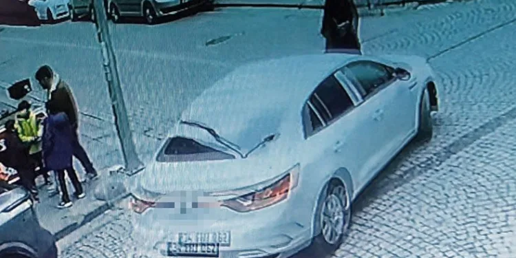 Otomobilin altında kalan kadını vatandaşlar kurtardı