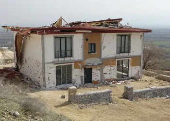 Milyonluk ev kağıt gibi dağıldı