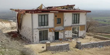 Milyonluk ev kağıt gibi dağıldı