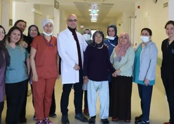 Yaşlı hastadan 35 santimetrelik kitle çıktı