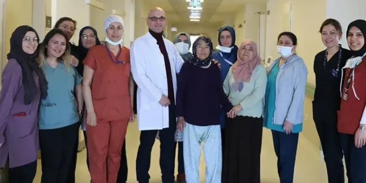 Yaşlı hastadan 35 santimetrelik kitle çıktı