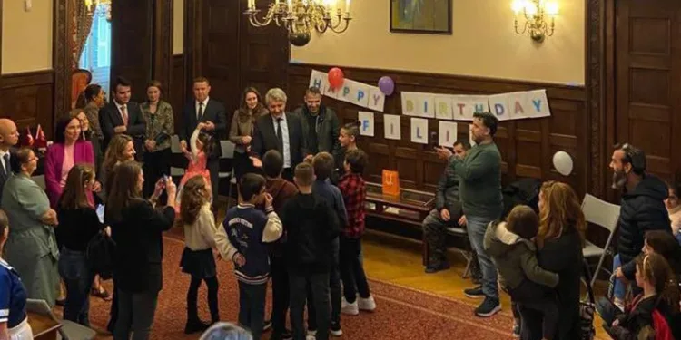 Hediye yerine depremzedelere bağış yapılmasını istedi